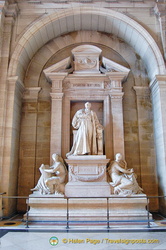 Statue of Pierre-Antoine Berryer, a famous lawyer. Above the statue are the words 'Forum et Jus' - The Law and its Jurisdiction